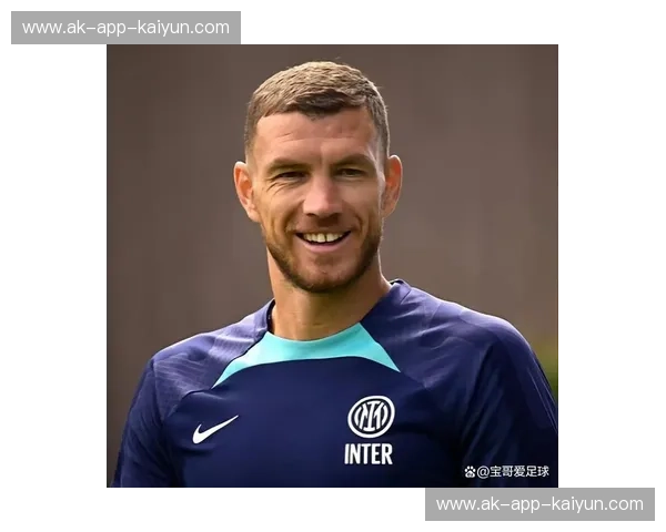 永恒之战的烽火：罗马与萨索洛的绿茵对决，谁将书写荣耀新篇？